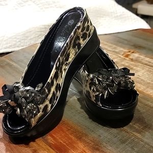 Platform wedges chetah print
